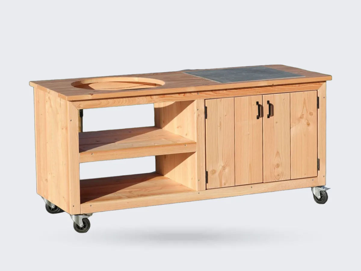 Barts Meubelen Buitenkeuken douglas 200cm, Buitenkeuken douglas 200 cm schuin van linksvoor op een terras met gazon en vijver op de achtergrond, zonder kamado