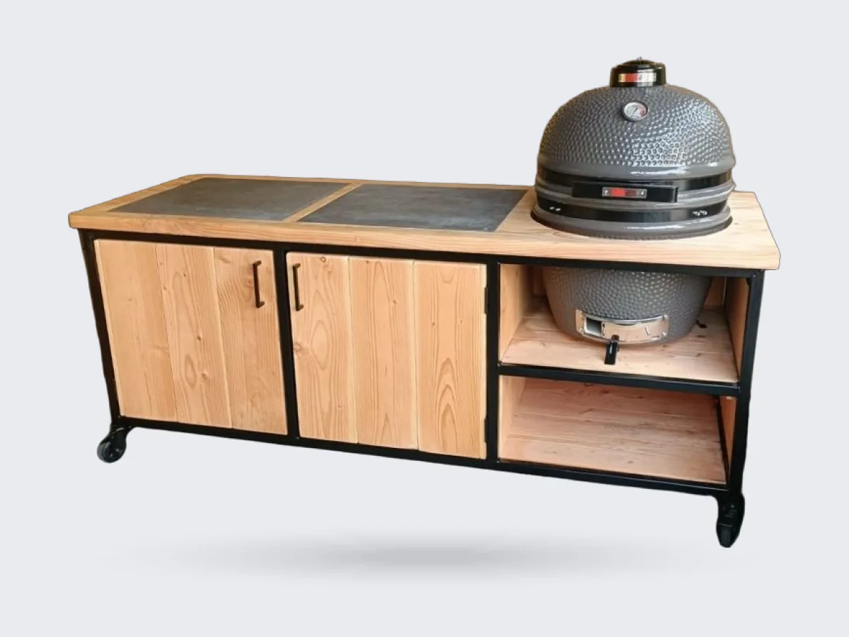 Barts Meubelen Douglas buitenkeuken Roosendaal, Douglas buitenkeuken Roosendaal met Grill Guru Large kamado onder een overkapping met rietmatten, schuin van linksvoor