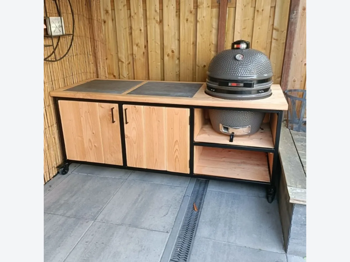 Barts Meubelen Douglas buitenkeuken Roosendaal, Douglas buitenkeuken Roosendaal met Grill Guru Large kamado onder een overkapping met rietmatten, schuin van linksvoor