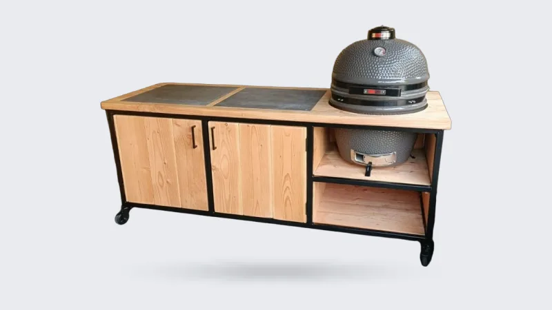 Barts Meubelen Douglas buitenkeuken Roosendaal, Douglas buitenkeuken Roosendaal met Grill Guru Large kamado onder een overkapping met rietmatten, schuin van linksvoor