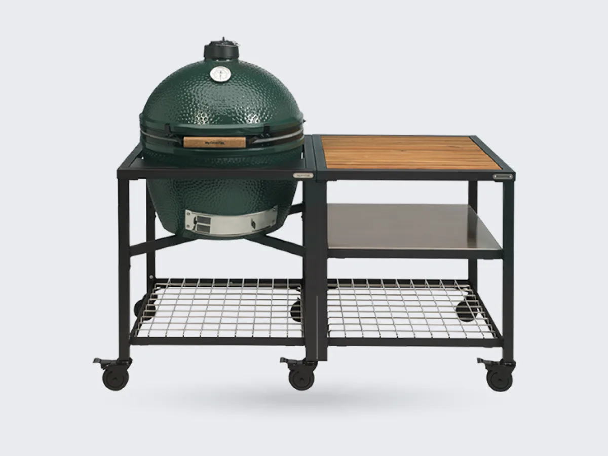 Big Green Egg Modular EGG Workspace, Modular EGG Workspace met EGG Frame en Expansion Frame met acaciahouten inlegblad, met een Big Green Egg Large erin, op transparante achtergrond
