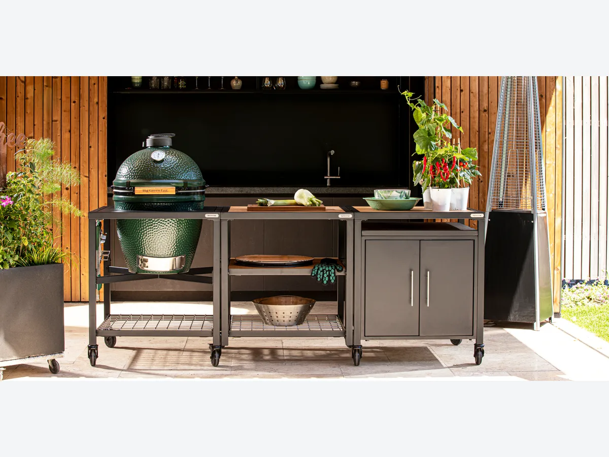 Big Green Egg Modular EGG Workspace, Opstelling van EGG Frame, Expansion Frame en Expansion Cabinet met Big Green Egg onder een houten veranda