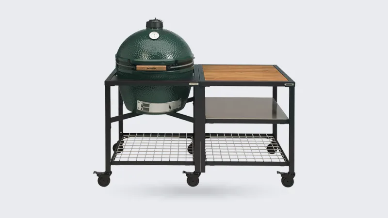 Big Green Egg Modular EGG Workspace, Modular EGG Workspace met EGG Frame en Expansion Frame met acaciahouten inlegblad, met een Big Green Egg Large erin, op transparante achtergrond