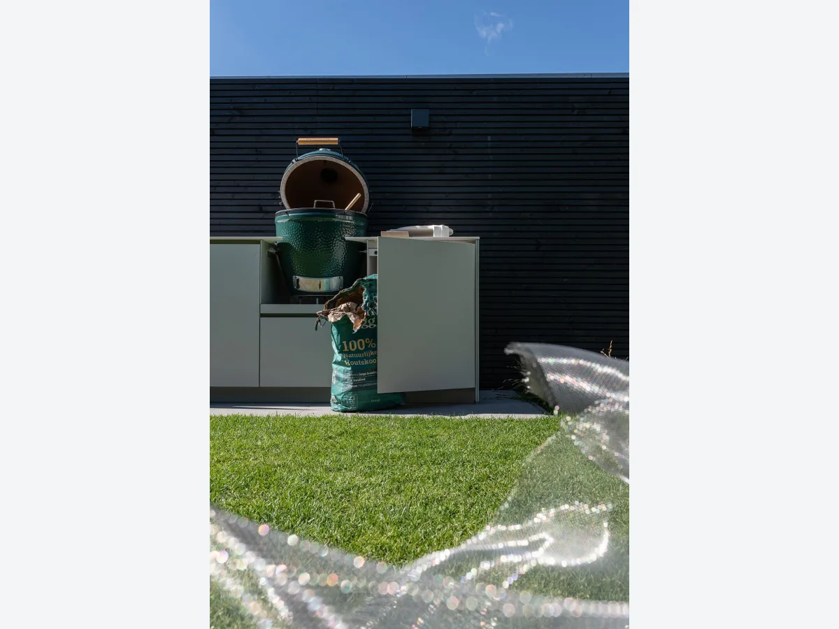 COOXS Concepts, Concepts buitenkeuken in Nijmegen met geopende Big Green Egg en open kastdeur, staand formaat