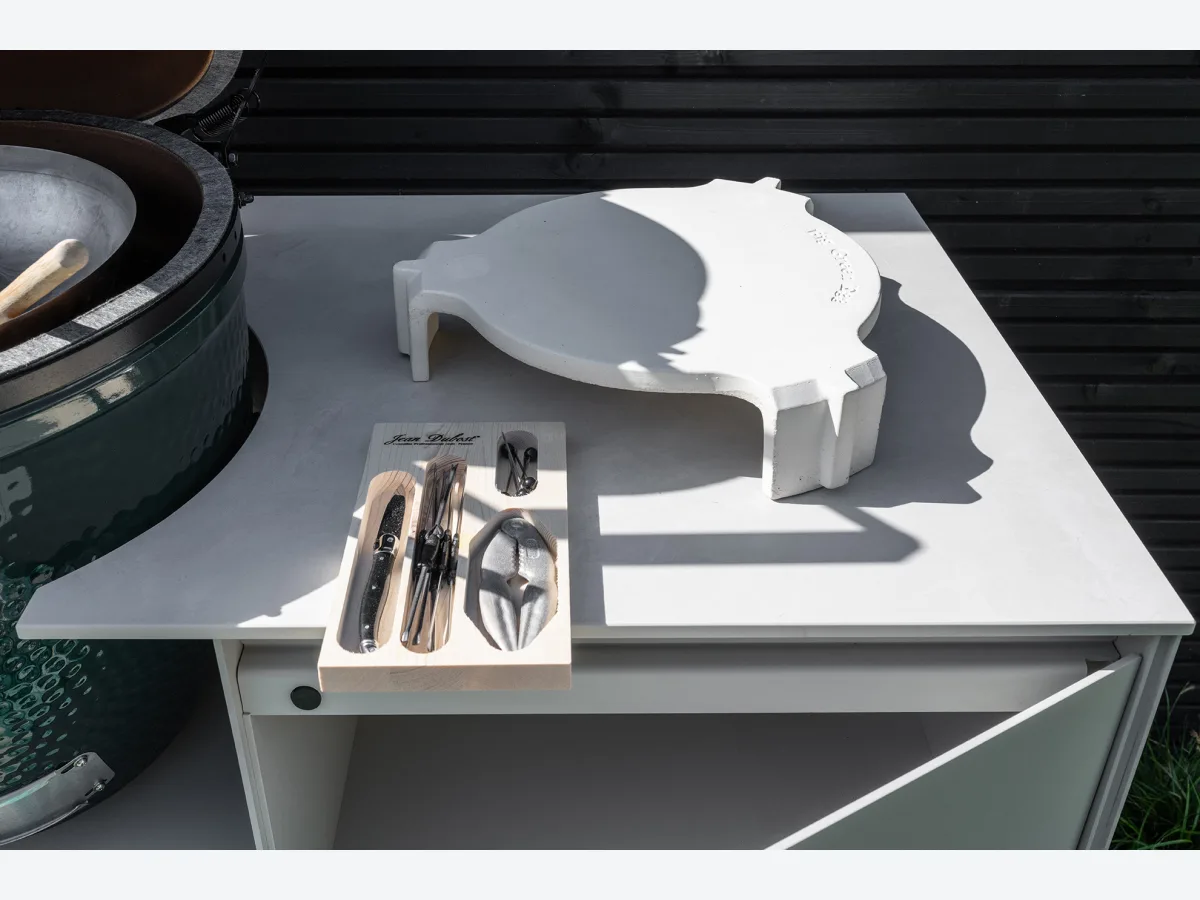 COOXS Concepts, Detail van het werkblad van de Concepts buitenkeuken in Nijmegen met Big Green Egg en barbecueaccessoires