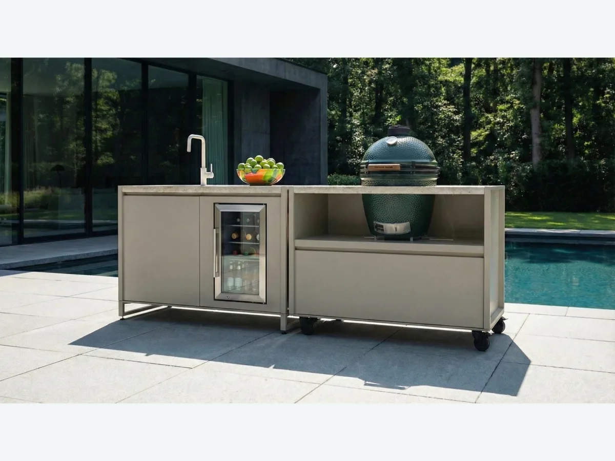 COOXS Core, Render van Core Essence en Core Kamado op wielen naast een zwembad, met Big Green Egg en koelkast