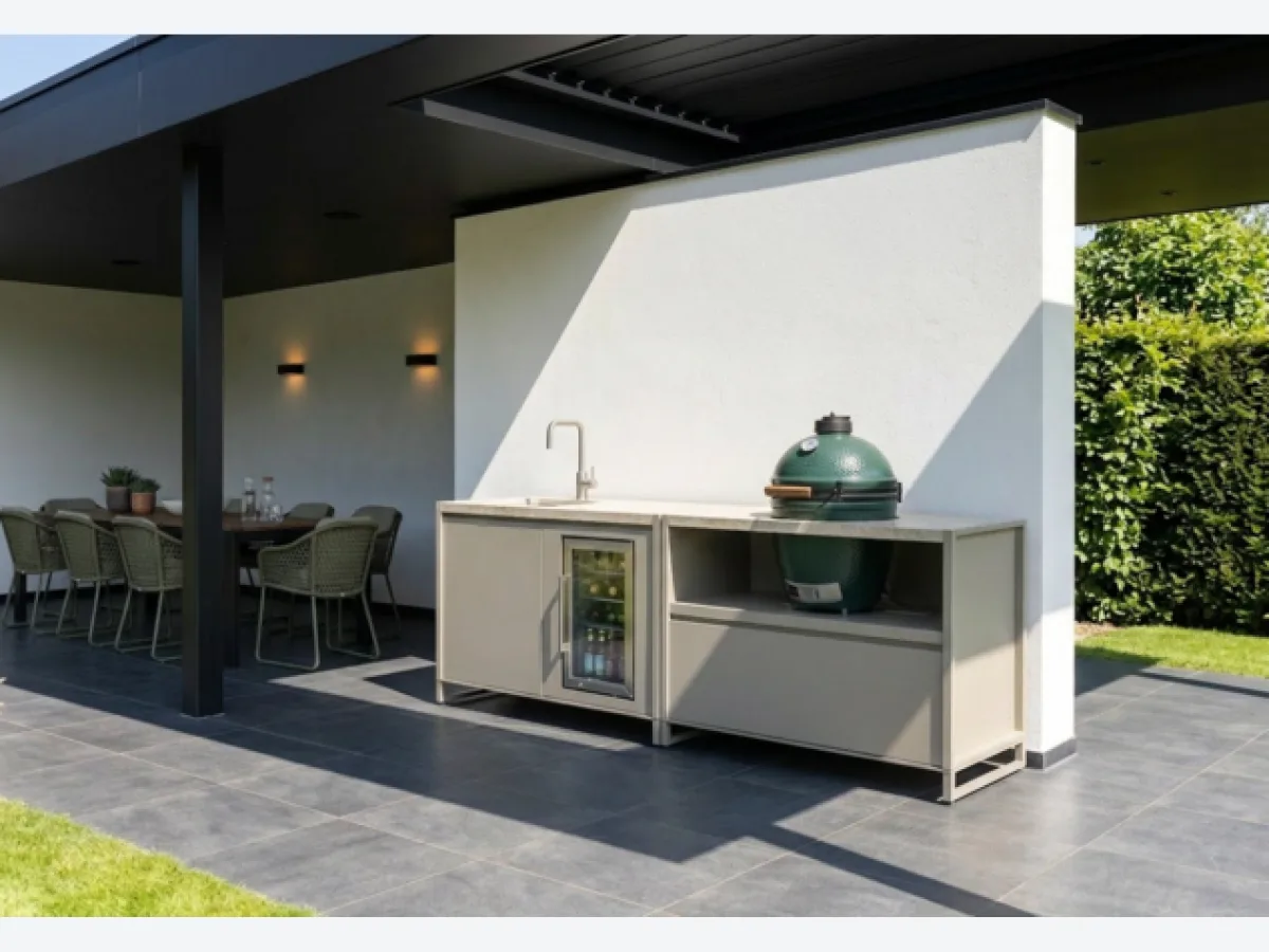 COOXS Core, Render van Core Essence met koelkast en Core Kamado met Big Green Egg onder een veranda (634 px breed, groter niet op de site)