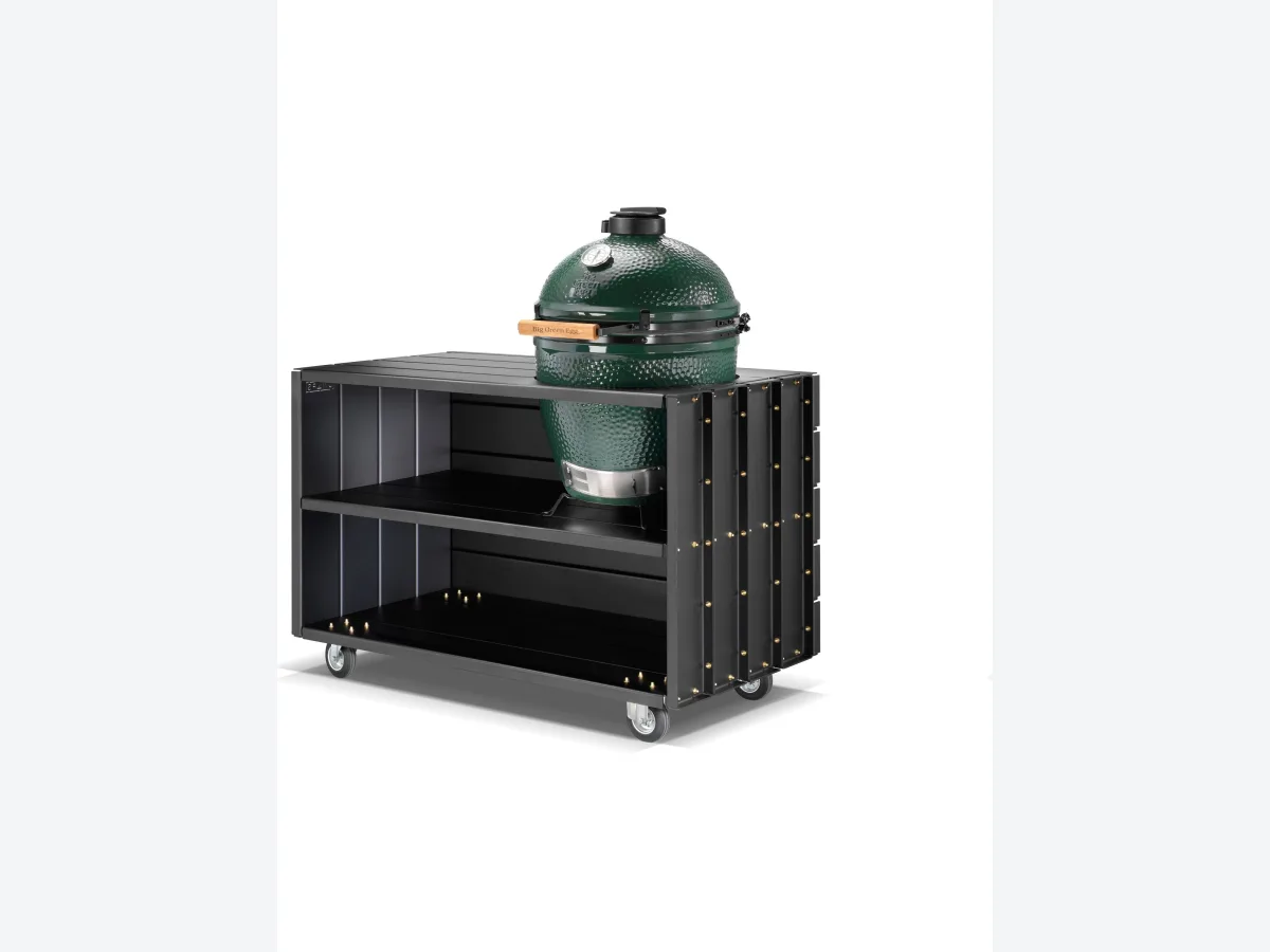 DWARS Kamado Table, Kamado Table Model M van zwart aluminium met Big Green Egg in het blad, driekwart van linksvoor op witte achtergrond
