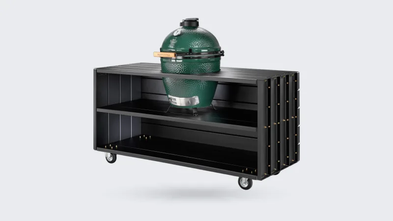 DWARS Kamado Table, Kamado Table Model L van zwart aluminium met Big Green Egg in het blad en twee open schappen, driekwart van linksvoor op witte achtergrond