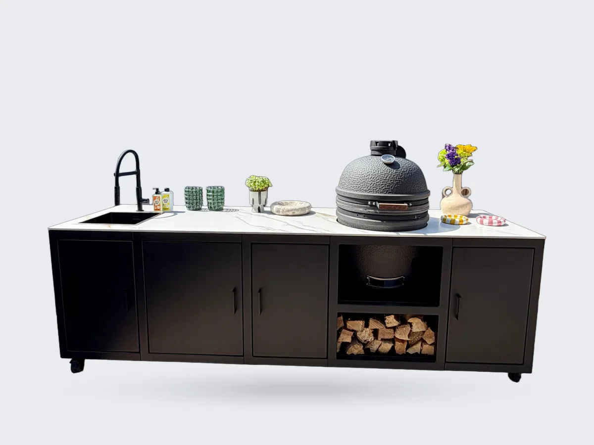 Fieldsman Modulaire buitenkeuken, Zwarte modulaire buitenkeuken met Calacatta Gold werkblad, spoelbak, kamado en houtopslag op een vlonder (portfolio Haarlem)