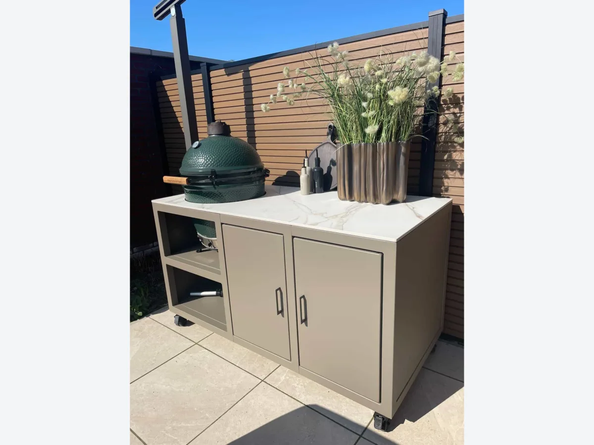 Fieldsman Modulaire buitenkeuken, Losse beigegrijze kamadomodule met Big Green Egg en Calacatta Gold werkblad, van dichtbij (portfolio Venhuizen)