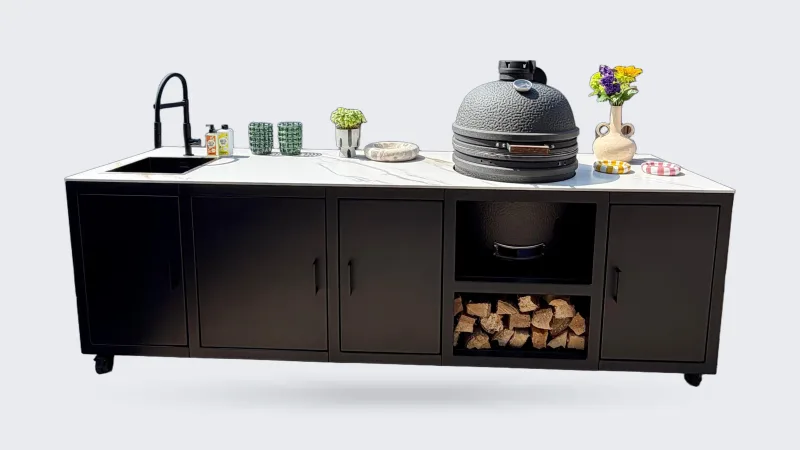 Fieldsman Modulaire buitenkeuken, Zwarte modulaire buitenkeuken met Calacatta Gold werkblad, spoelbak, kamado en houtopslag op een vlonder (portfolio Haarlem)