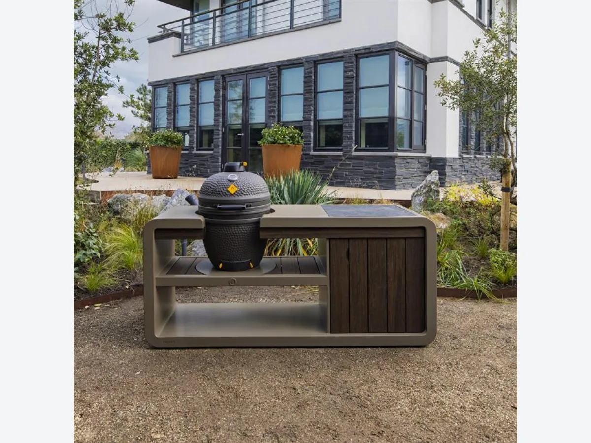 FORNO KAMADO station, KAMADO station in aluminium met zwarte kamado in een tuin voor een modern gebouw