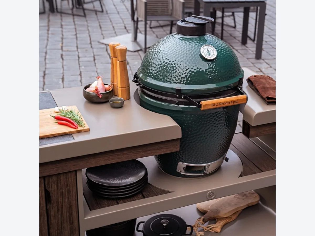 FORNO KAMADO station, Detail van de Big Green Egg in de uitsparing van de aluminium KAMADO station met keramisch werkblad en kruidenmolens