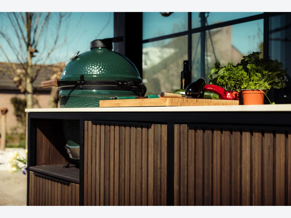 Fraaii Bamboo, Fraaii buitenkeuken Bamboo Graphite Rhombus met Big Green Egg en snijplank met groenten, voor een tuinkamer met stalen pui