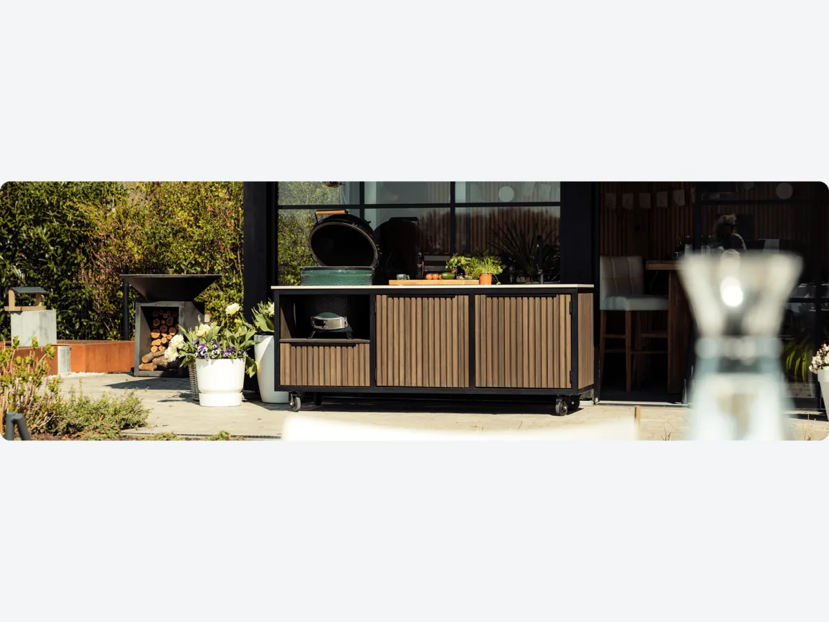 Fraaii Bamboo, Fraaii buitenkeuken Bamboo Graphite Rhombus XL met geopende Big Green Egg op een terras voor een tuinkamer, panoramisch bannerformaat met afgeronde hoeken