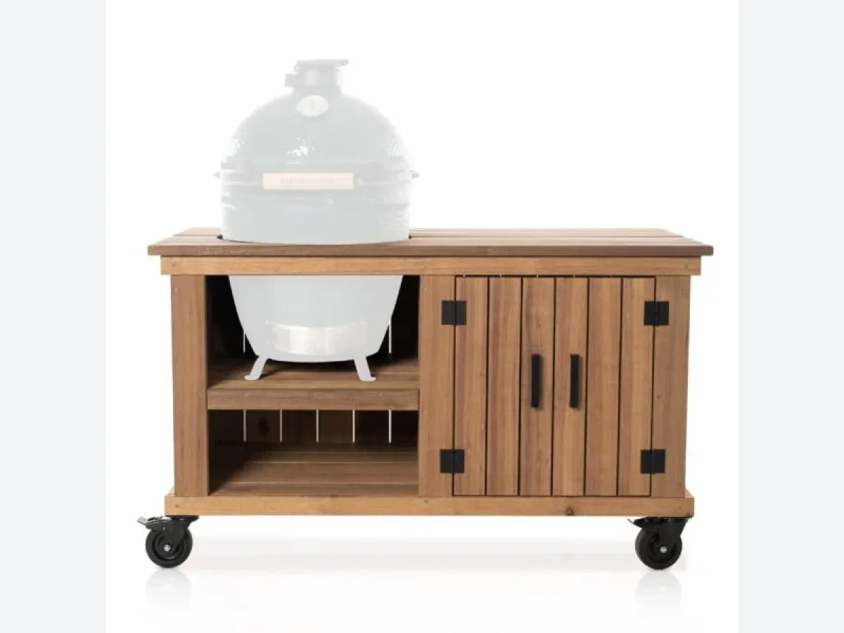 Fraaii Meranti, Render van de Fraaii buitenkeuken Meranti Storage met houten werkblad en witte kamado, vooraanzicht op witte achtergrond, slechts 600 pixels breed