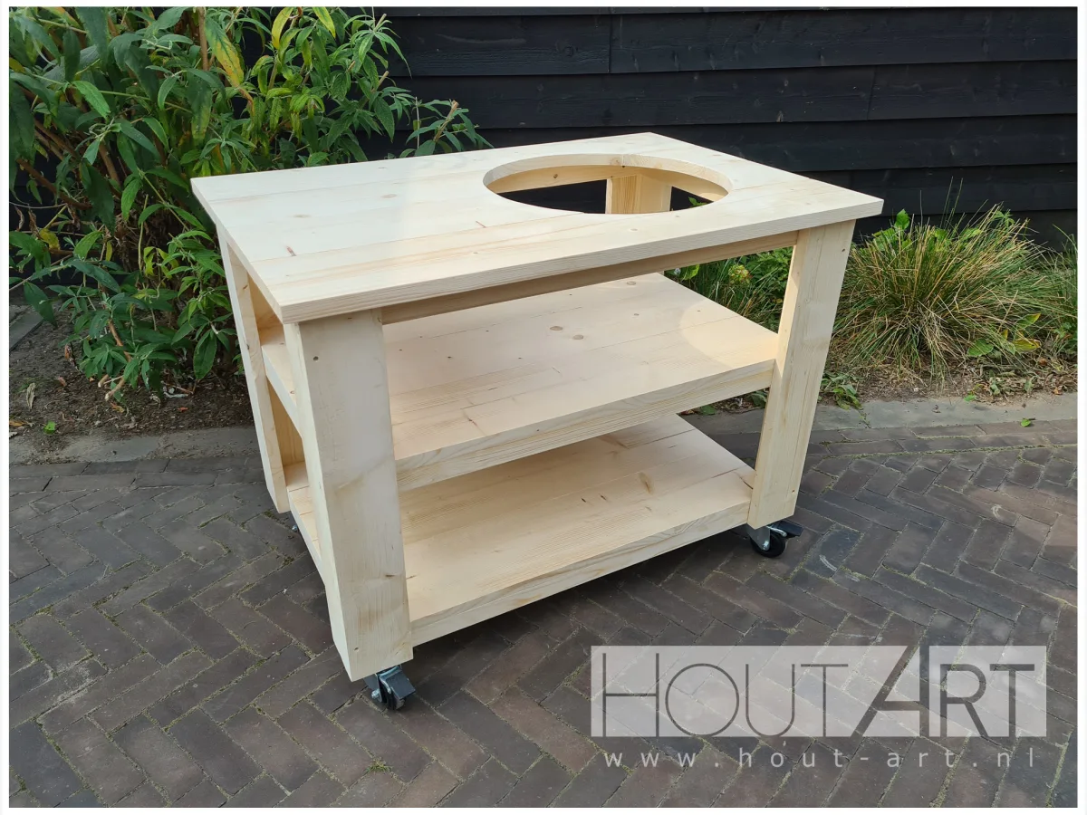 HoutArt Basic, Buitenkeuken Extra van nieuw steigerhout met uitsparing voor de kamado en twee legplanken, zonder kamado, driekwart van linksvoor in een tuin