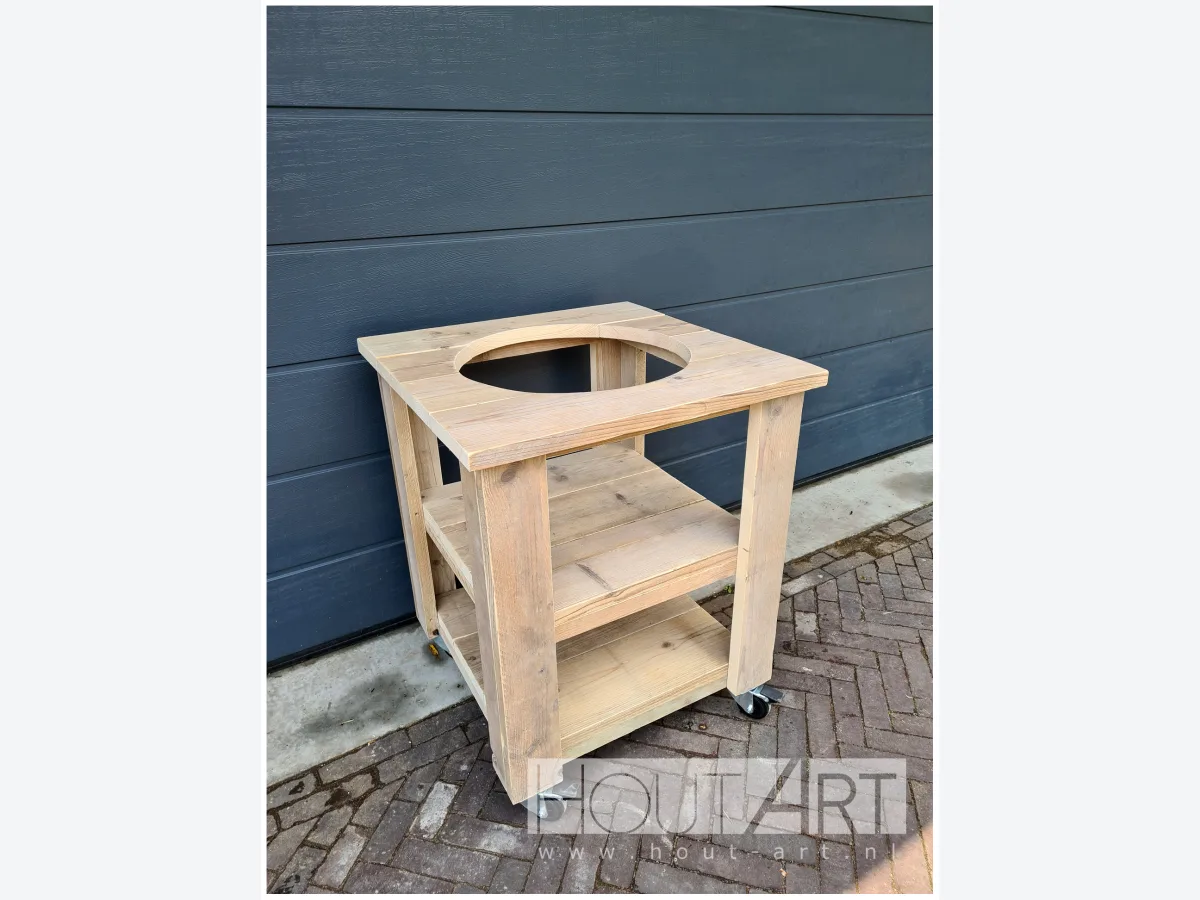 HoutArt Basic, Buitenkeuken BSC 70x70 van gebruikt steigerhout met uitsparing voor de kamado en twee legplanken, zonder kamado, bij een garagedeur