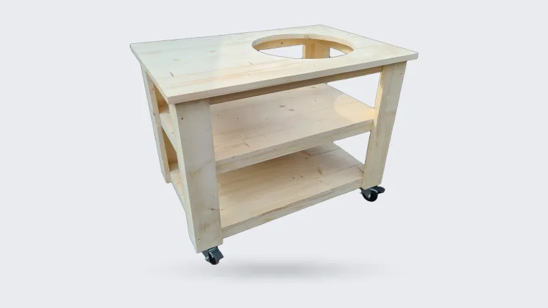 HoutArt Basic, Buitenkeuken Extra van nieuw steigerhout met uitsparing voor de kamado en twee legplanken, zonder kamado, driekwart van linksvoor in een tuin