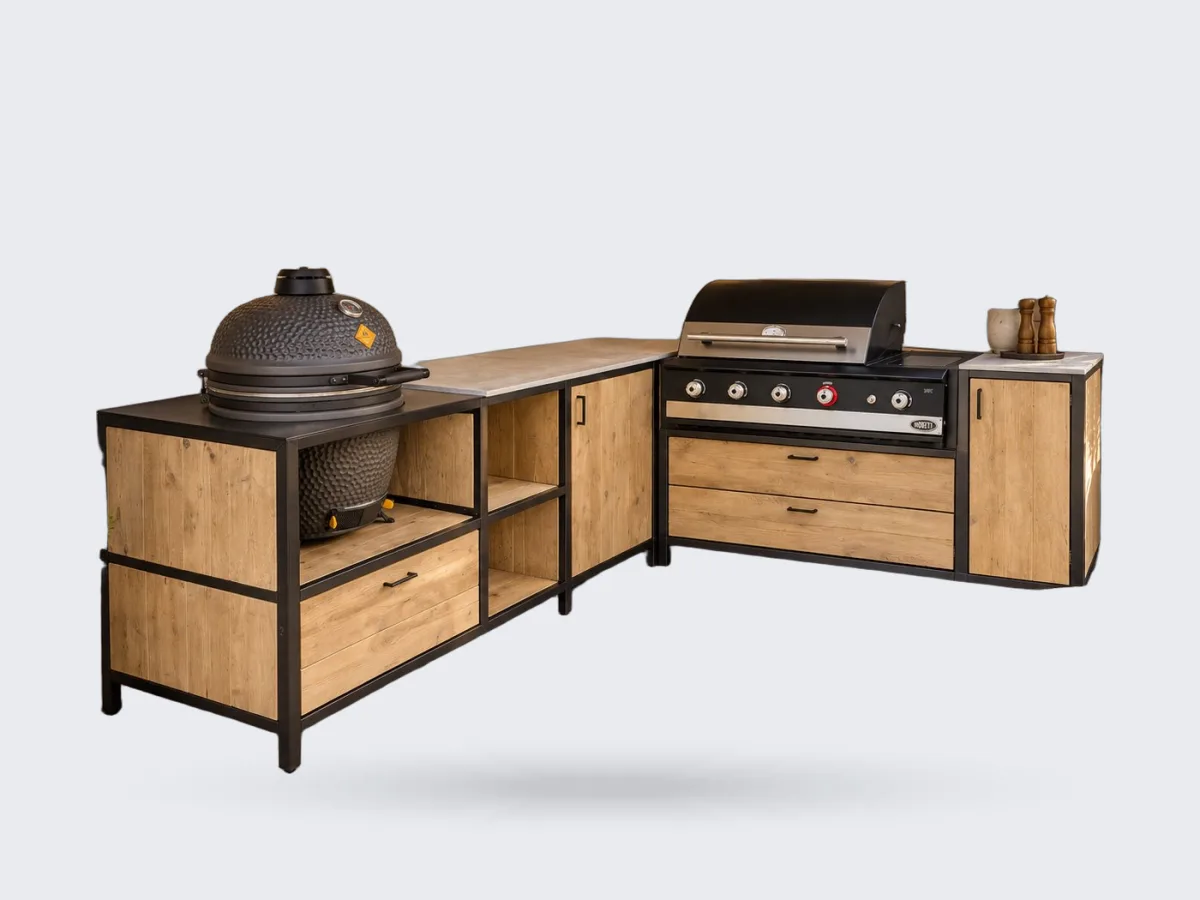 HoutArt L-vorm, Buitenkeuken L-vorm met stalen frame en steigerhout, kamado links en Boretti gasbarbecue rechts, onder een overkapping