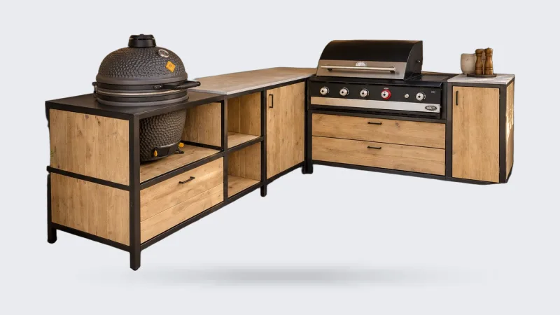 HoutArt L-vorm, Buitenkeuken L-vorm met stalen frame en steigerhout, kamado links en Boretti gasbarbecue rechts, onder een overkapping
