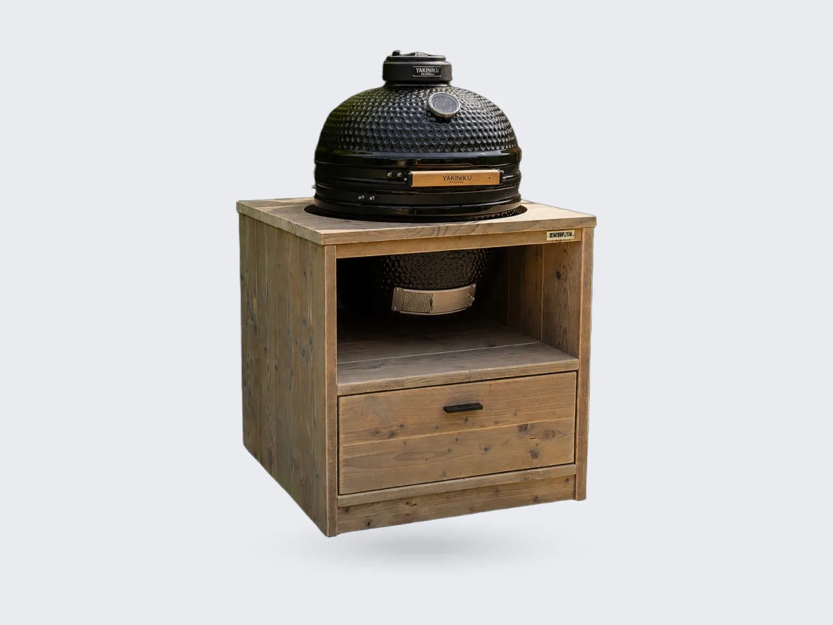 HoutArt Lone, Buitenkeuken Lone van steigerhout met lade en kamado, driekwart van linksvoor in een tuin met bamboe
