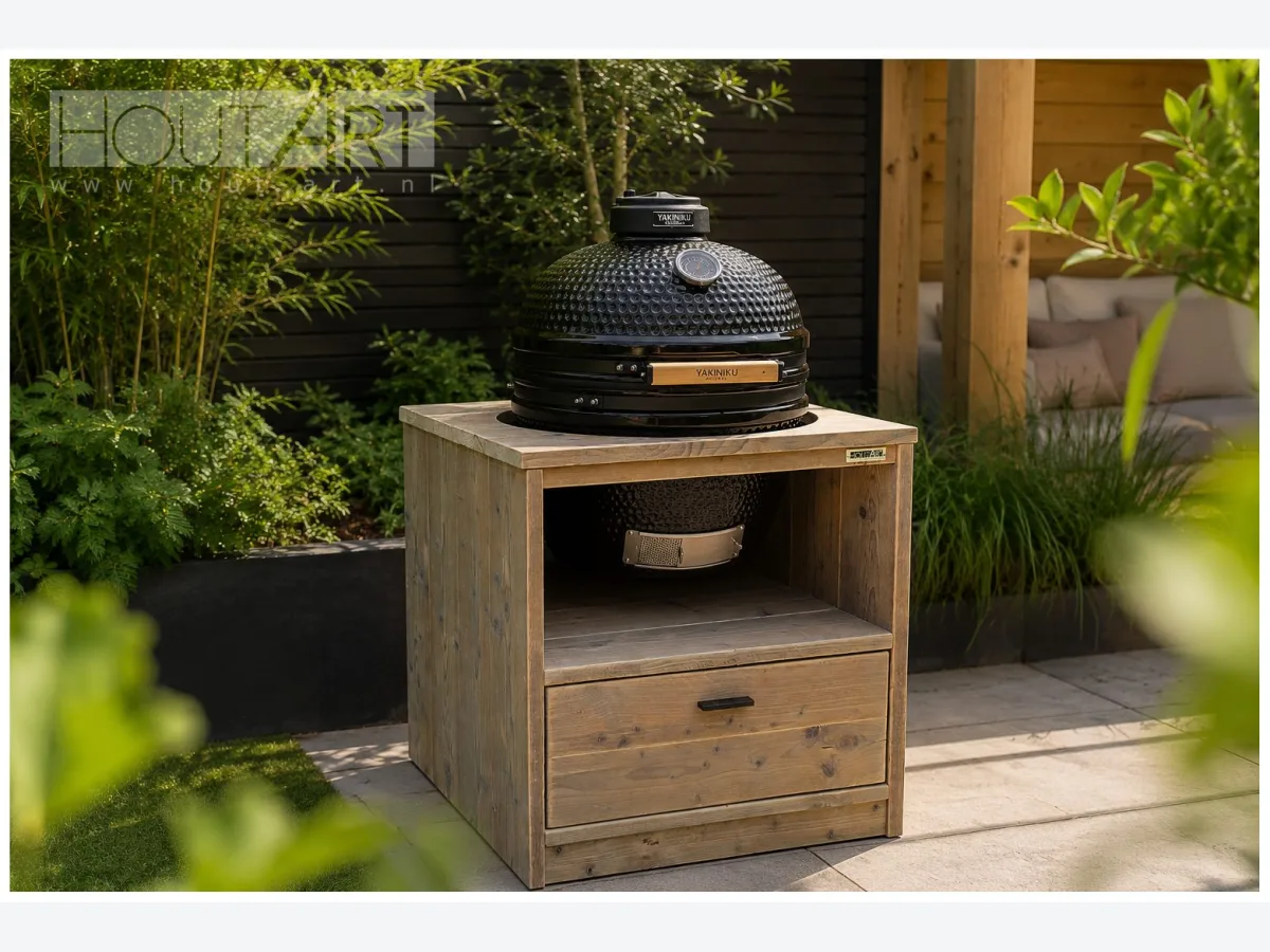 HoutArt Lone, Buitenkeuken Lone van steigerhout met lade en kamado, driekwart van linksvoor in een tuin met bamboe
