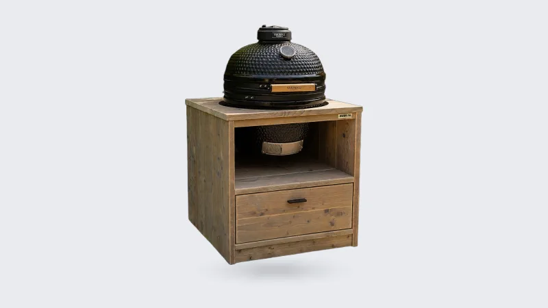 HoutArt Lone, Buitenkeuken Lone van steigerhout met lade en kamado, driekwart van linksvoor in een tuin met bamboe