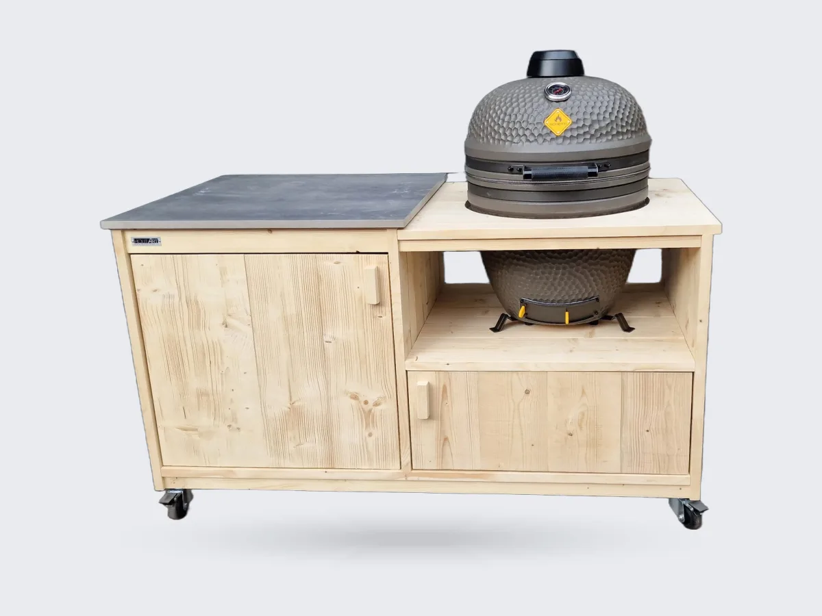 HoutArt Luxe, Buitenkeuken Luxe van steigerhout met keramisch blad, open vak en kamado rechts, recht van voren voor een grijze garagedeur