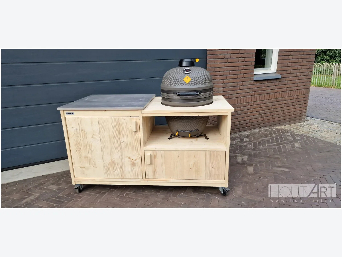 HoutArt Luxe, Buitenkeuken Luxe van steigerhout met keramisch blad, open vak en kamado rechts, recht van voren voor een grijze garagedeur