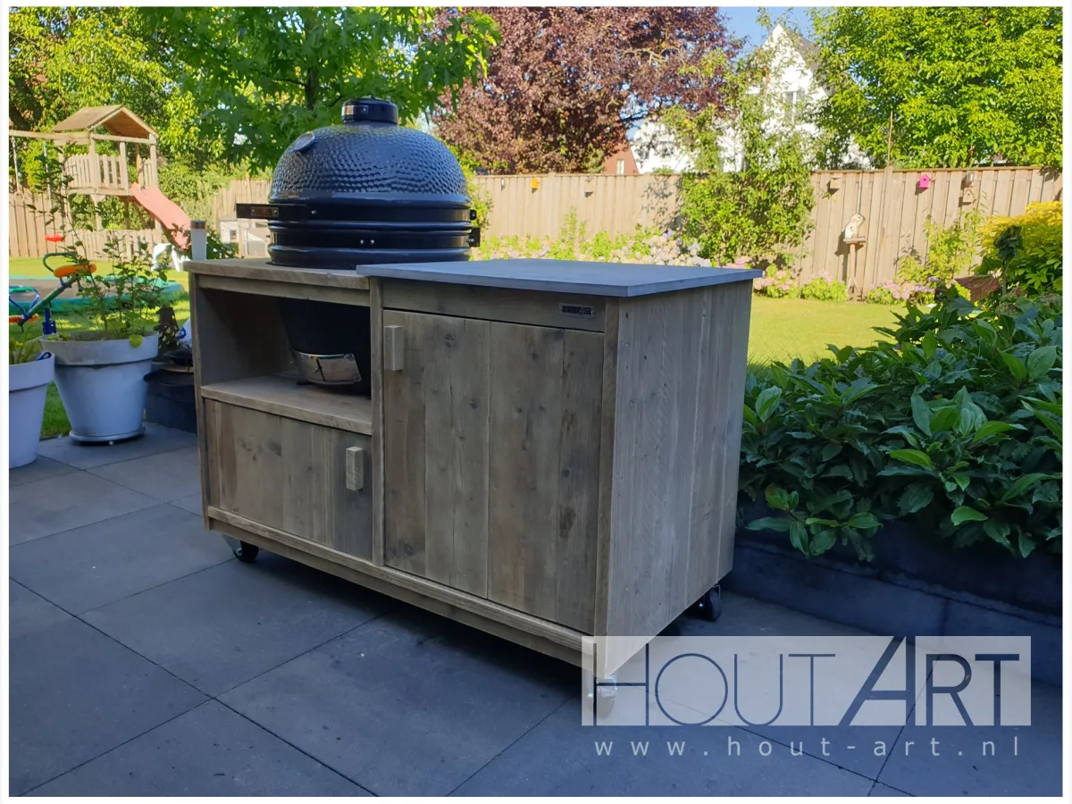 HoutArt Luxe, Buitenkeuken Luxe van steigerhout met kamado links en keramisch blad, driekwart van linksvoor in een tuin