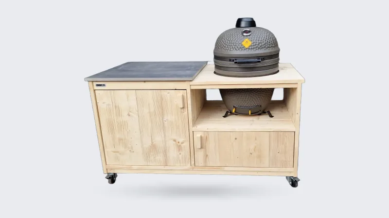 HoutArt Luxe, Buitenkeuken Luxe van steigerhout met keramisch blad, open vak en kamado rechts, recht van voren voor een grijze garagedeur