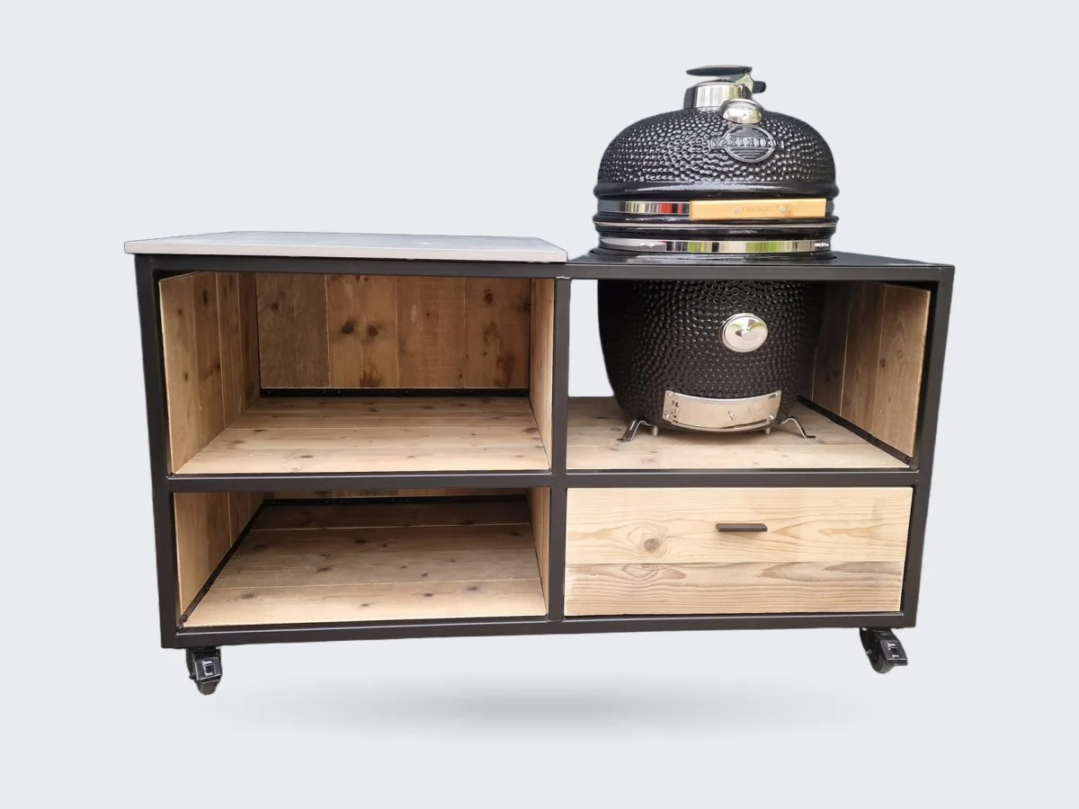 HoutArt Stalen frame, Buitenkeuken Enkel met zwart stalen frame, steigerhouten lade en open vakken, keramisch blad en kamado rechts, recht van voren voor een grijze wand