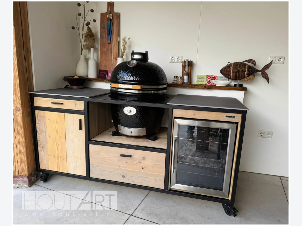 HoutArt Stalen frame, Buitenkeuken Dubbel Fridge met stalen frame, steigerhout, koelkast en kamado in het midden, in een overdekte buitenruimte