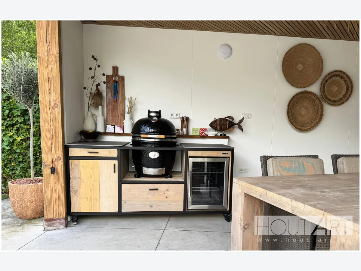 HoutArt Stalen frame, Buitenkeuken Dubbel Fridge met stalen frame, kamado en koelkast onder een houten veranda