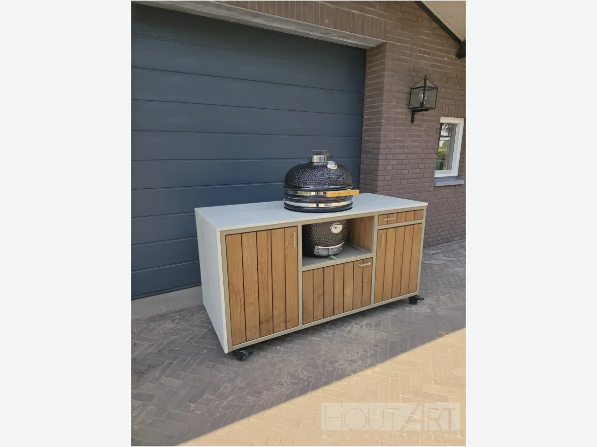 HoutArt Topline, Buitenkeuken Topline Dubbel Luxe met wit frame, douglas latten en kamado, recht van voren voor een garagedeur