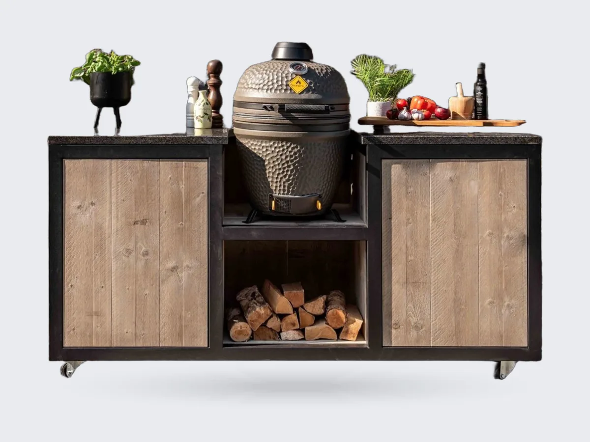 HoutenmeubelsXL Kanawa, Buitenkeuken Kanawa 180 cm met zwart stalen frame, steigerhouten fronten en een kamado in het middenvak, recht van voren voor een bakstenen muur