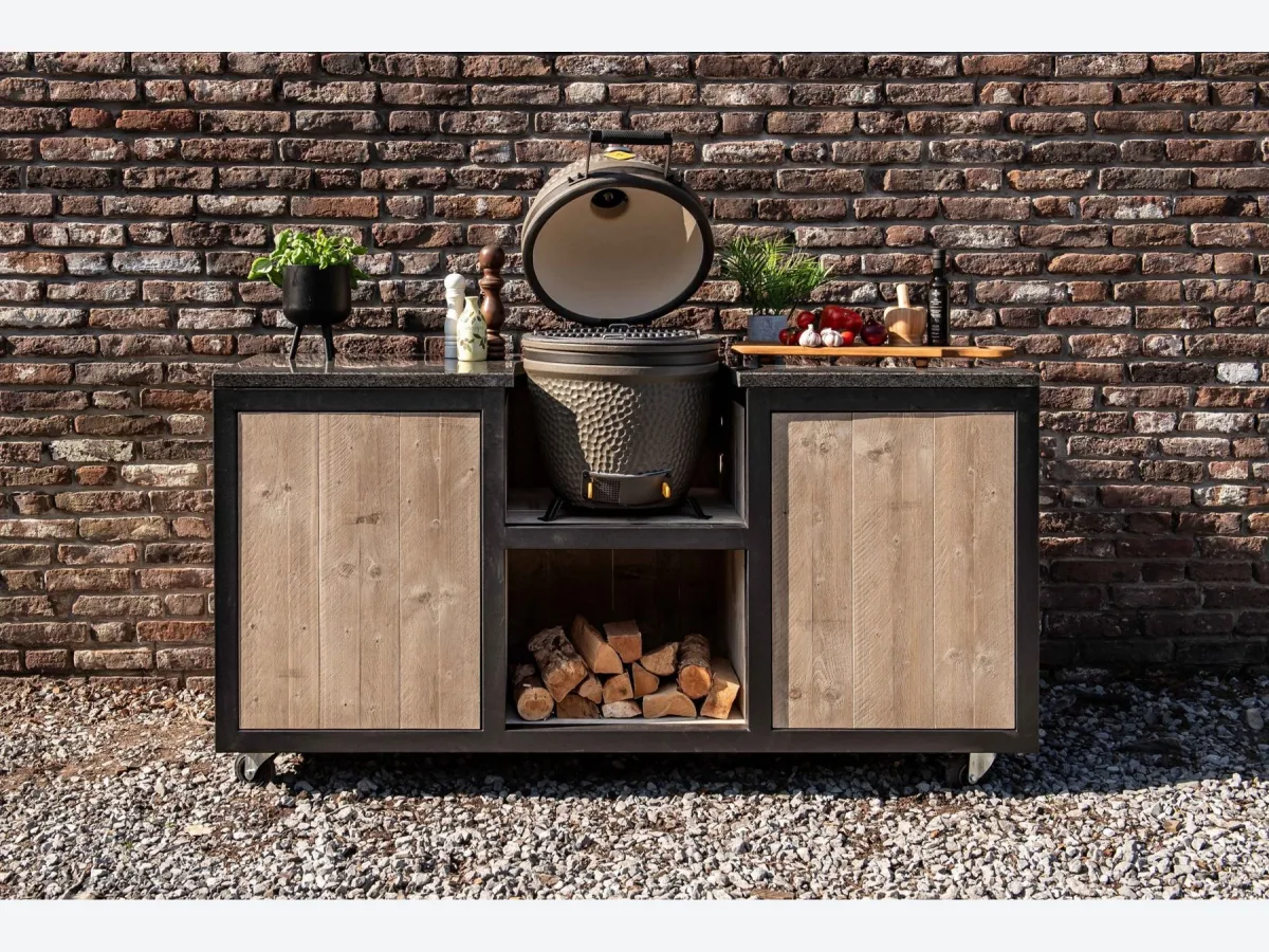 HoutenmeubelsXL Kanawa, Buitenkeuken Kanawa 180 cm met geopende kamado, recht van voren voor een bakstenen muur