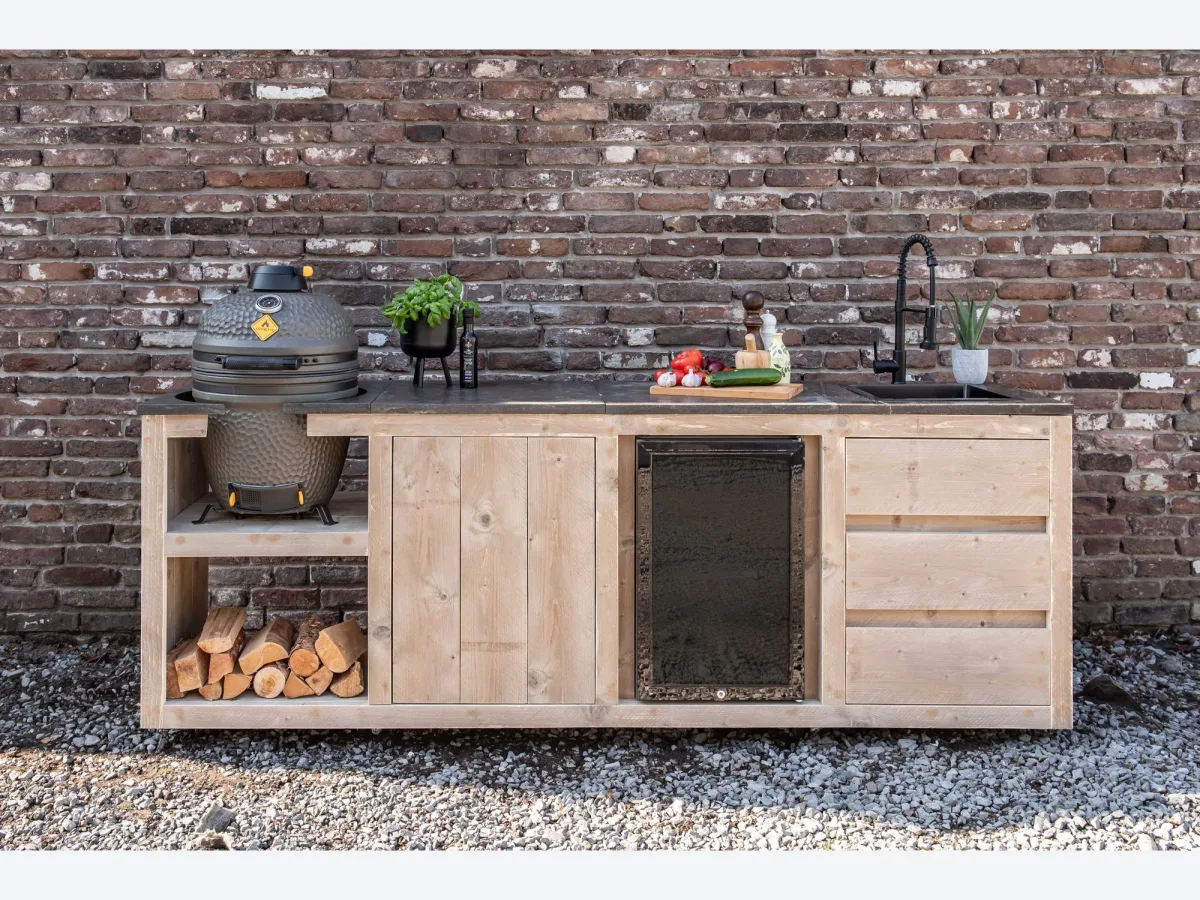 HoutenmeubelsXL Madura, Buitenkeuken Madura 240 cm van steigerhout met kamado, inbouwkoelkast, spoelbak en kraan, recht van voren voor een bakstenen muur