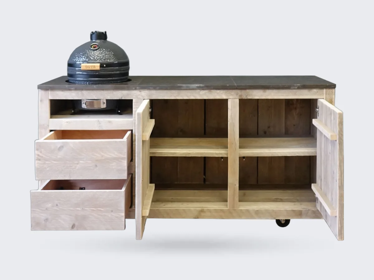 HoutenmeubelsXL Manado Mobile, Buitenkeuken Manado Mobile van steigerhout met hardstenen blad en kamado links, geopende lades en deuren, driekwart van linksvoor op een witte achtergrond