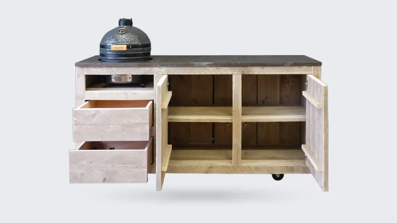 HoutenmeubelsXL Manado Mobile, Buitenkeuken Manado Mobile van steigerhout met hardstenen blad en kamado links, geopende lades en deuren, driekwart van linksvoor op een witte achtergrond