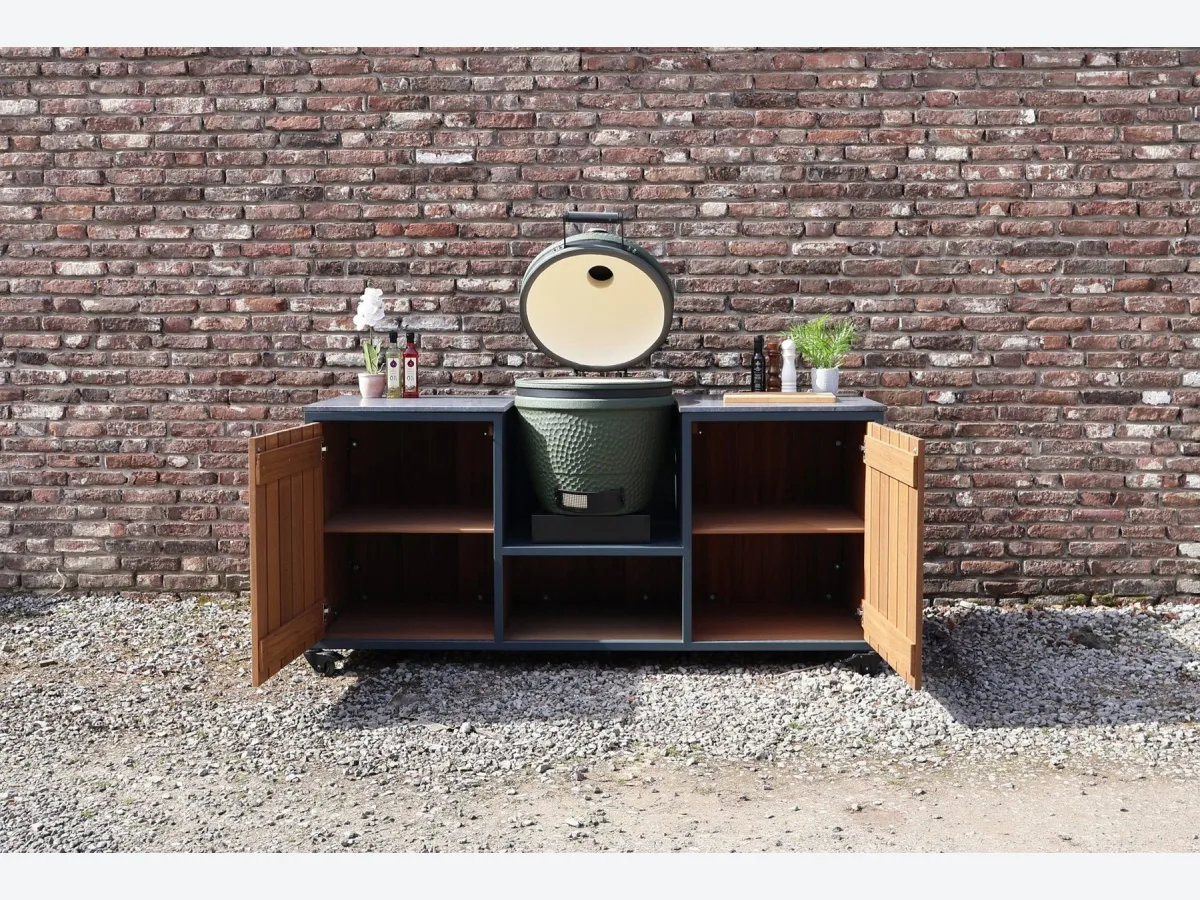 HoutenmeubelsXL Moddern, Buitenkeuken Moddern met geopende kamado en geopende deur, recht van voren voor een bakstenen muur