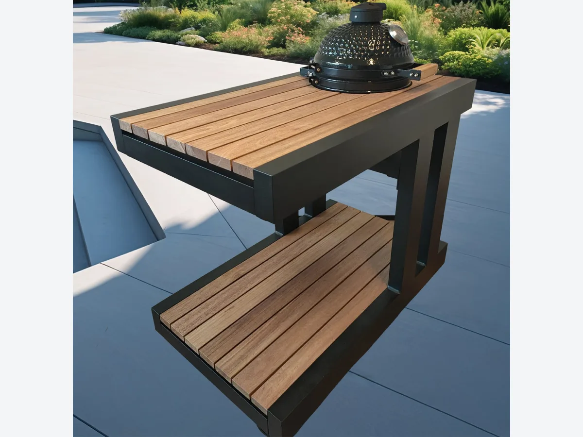 KamadoGo Aluminium kamado tafel, Aluminium kamado tafel Large met hardhouten blad, onderblad en zwarte kamado, driekwart van rechtsvoor op een lichtgrijze ondergrond (productfoto van de maker, 1500 px)
