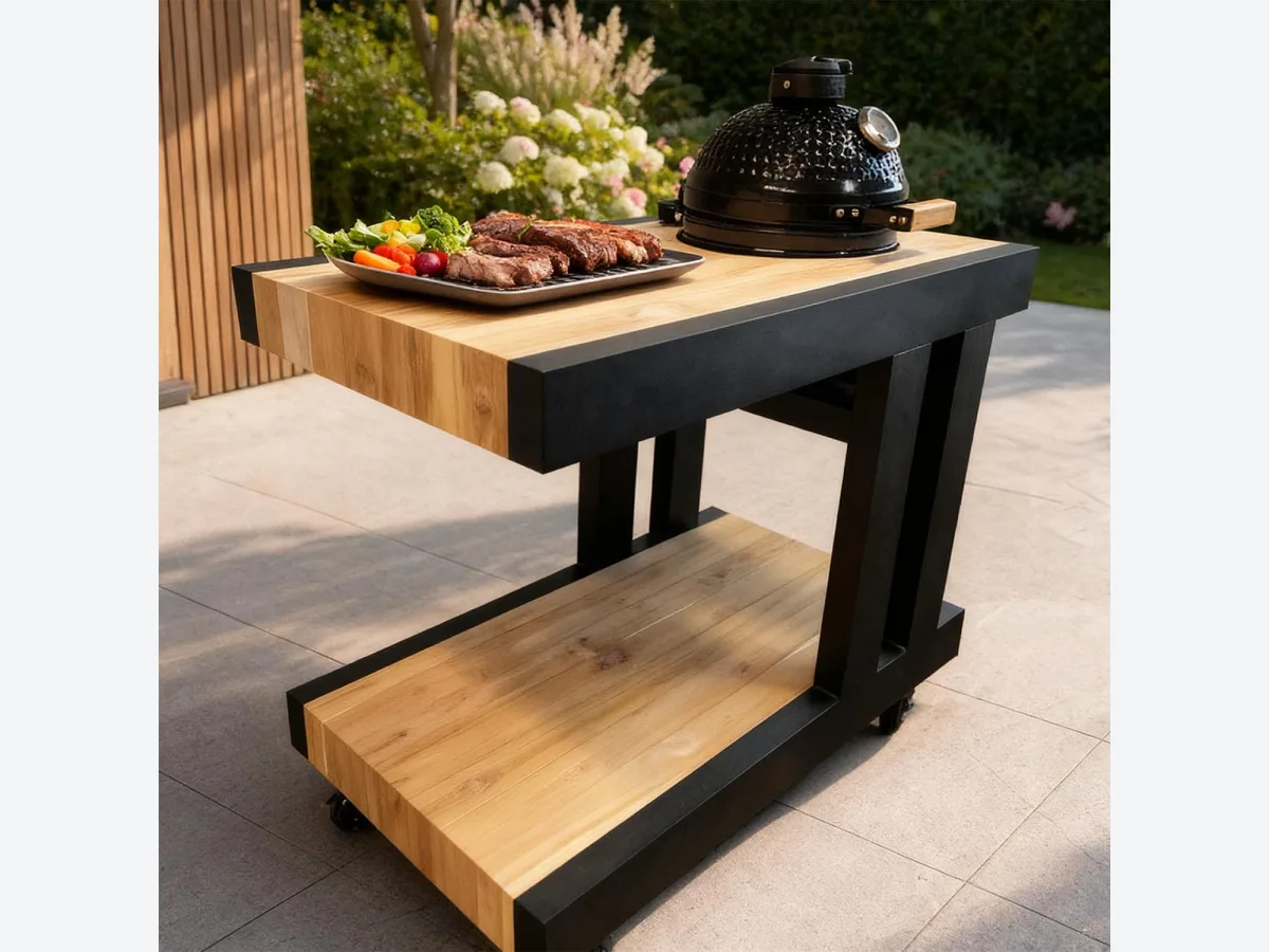 KamadoGo Aluminium kamado tafel, Aluminium kamado tafel Small met teak blad, zwarte kamado en een schaal met vlees en groente op een terras met borders