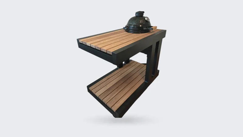 KamadoGo Aluminium kamado tafel, Aluminium kamado tafel Large met hardhouten blad, onderblad en zwarte kamado, driekwart van rechtsvoor op een lichtgrijze ondergrond (productfoto van de maker, 1500 px)