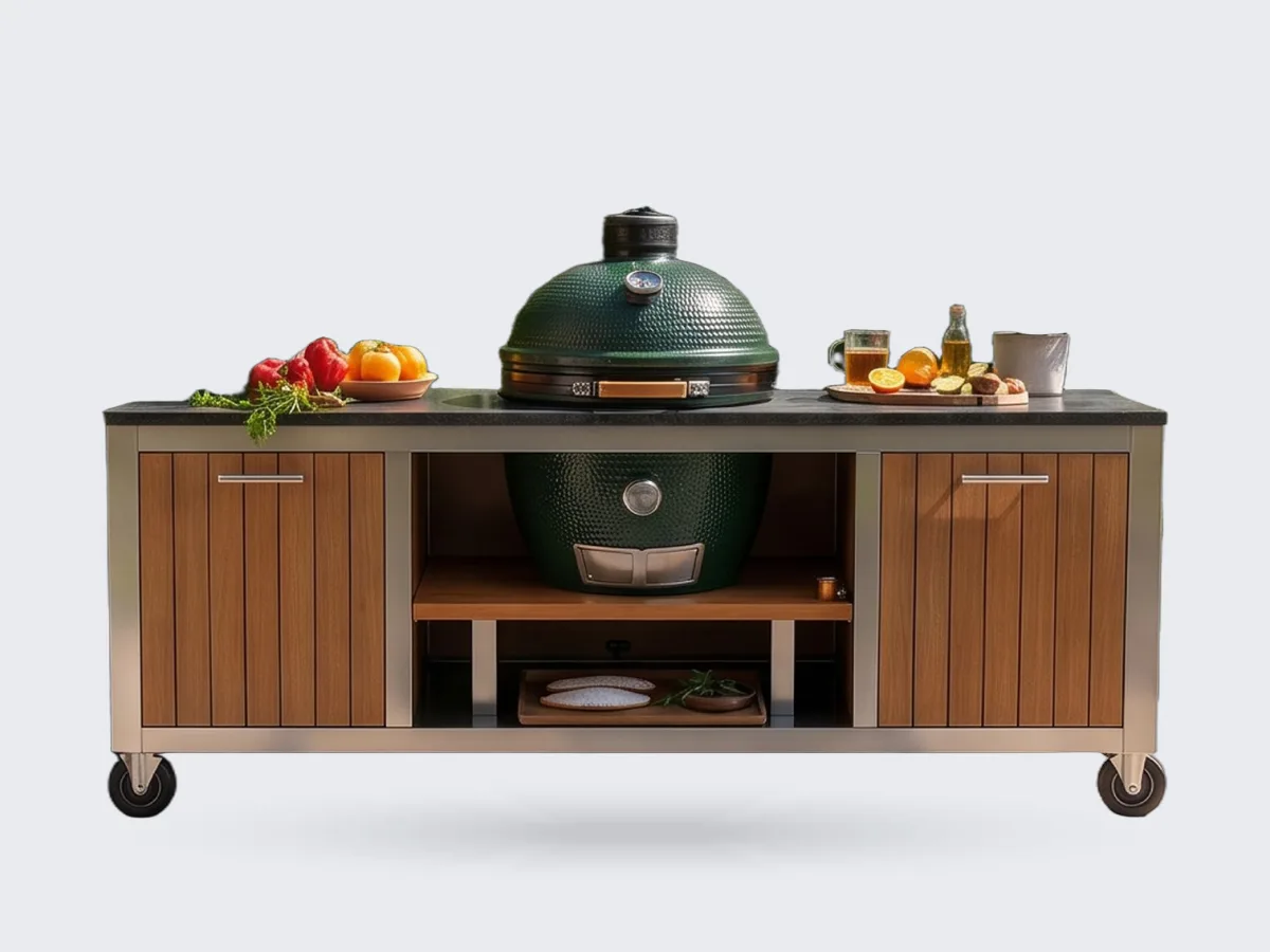 KamadoGo Verrijdbare buitenkeuken op maat, Render van een verrijdbare buitenkeuken met rvs frame, hardhouten fronten, Big Green Egg in het midden en open vakken, recht van voren op een terras (headerbeeld van de maker, 2560 x 1000 px)