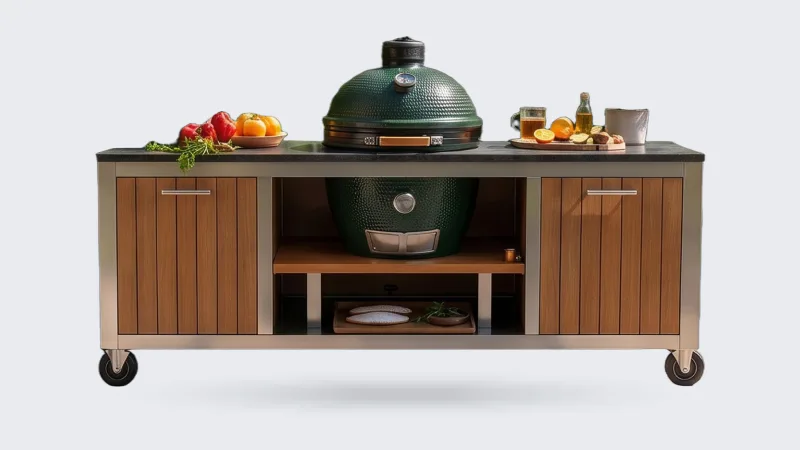 KamadoGo Verrijdbare buitenkeuken op maat, Render van een verrijdbare buitenkeuken met rvs frame, hardhouten fronten, Big Green Egg in het midden en open vakken, recht van voren op een terras (headerbeeld van de maker, 2560 x 1000 px)
