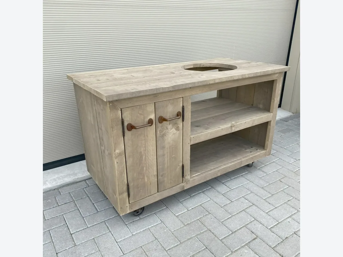 Maison DAM 2 delen, Buitenkeuken vintage 2 delen van old brown steigerhout met ronde uitsparing en roestkleurig beslag, zonder kamado, driekwart van linksvoor
