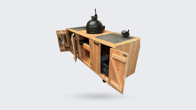 Maison DAM 3 delen, Buitenkeuken 3 delen van douglashout met keramische tegels en zwarte kamado, deuren open, onder een overkapping